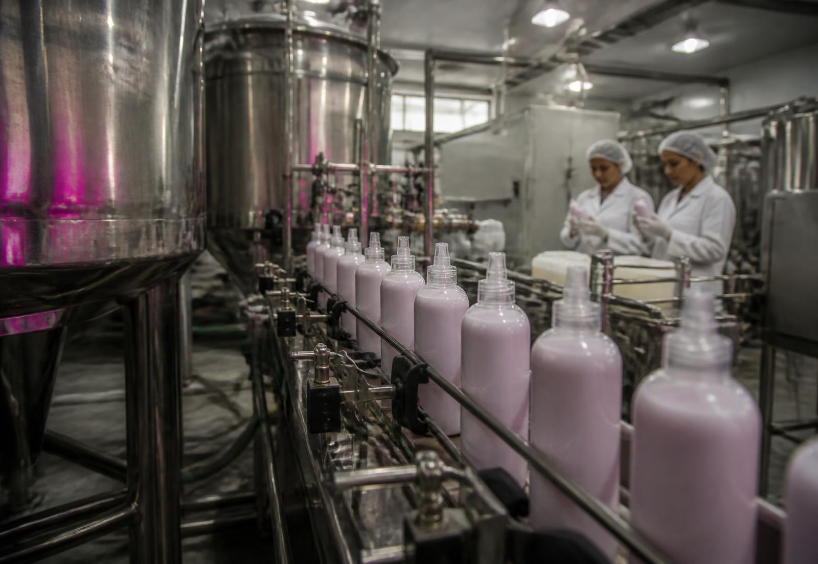 Linha de envase de cosméticos na fábrica da ORGANIC COSMETICS LTDA